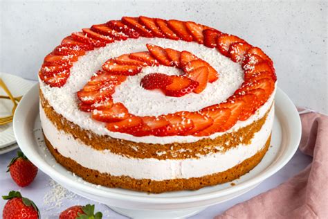 erdbeer mascarpone torte in scheiben geschnitten