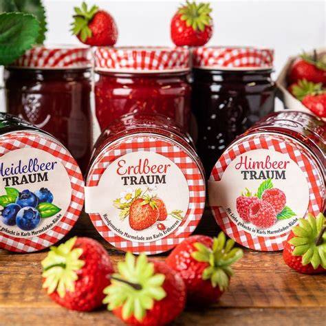 erdbeer sauce und verschiedene marmeladen