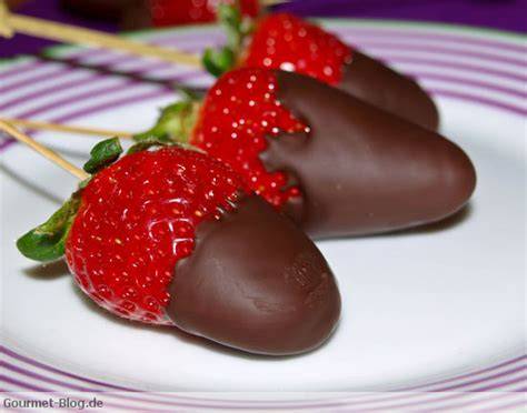 erdbeeren in schokolade tauchen
