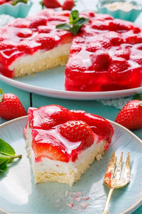erdbeerkuchen-serviert-minzblatt