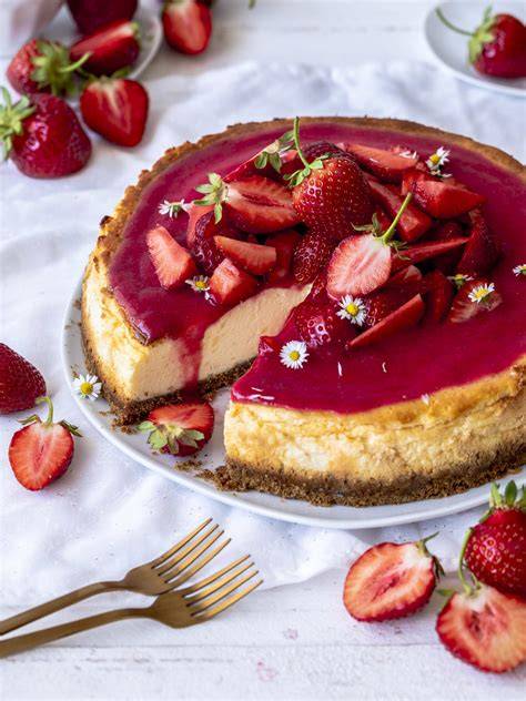 erdbeerpüree guss auf käsekuchen