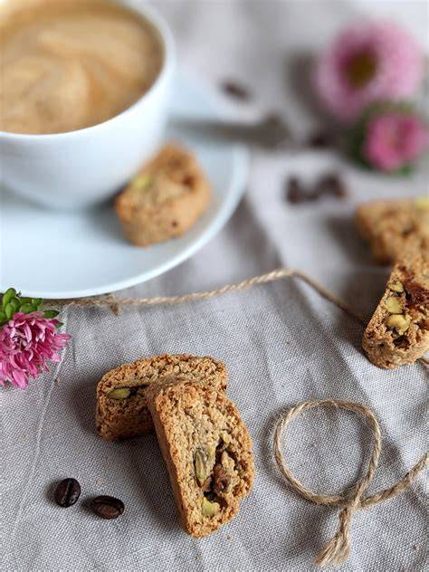 espresso mit einem cantuccini im porzellanteller