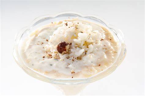 european rice pudding varianten mit Mandeln und Fruchtsauce