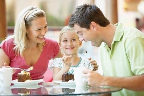 familie beim kuchenessen