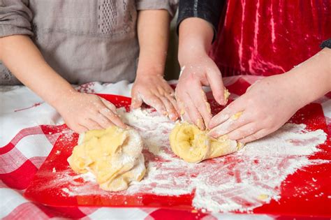 familienfoto beim Backen und gemeinsamen Naschen