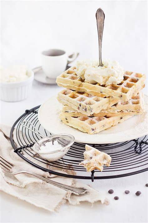 familienfreundliche Waffelparty mit verschiedenen Cremes und Toppings