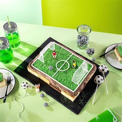 fantasievolle, kindgerechte Fußballtorte mit Deko auf Geburtstagstisch