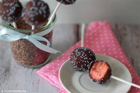 farbenfrohe Cake Pops mit Schokoglasur und Streuseln
