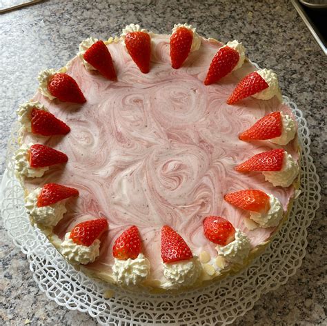 farbenfrohe Erdbeertorte auf Kindergeburtstag