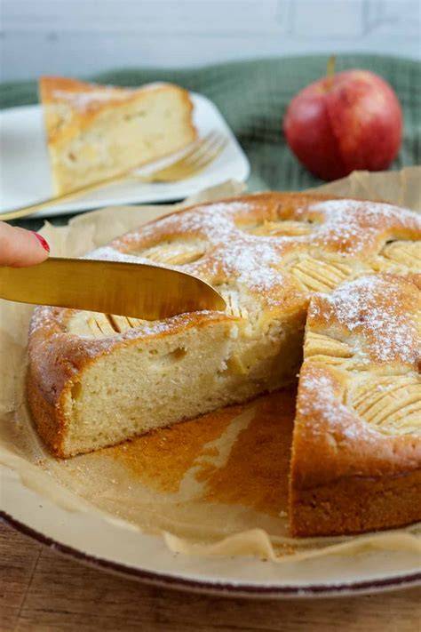 faule-weiber-apfelkuchen im Anschnitt auf Kaffeetisch