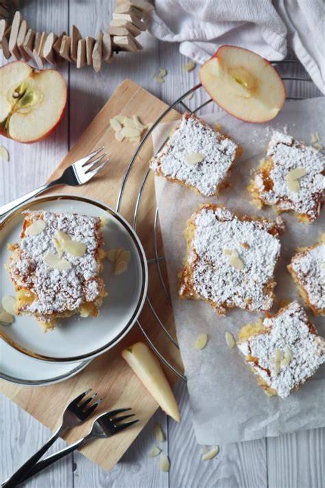 faule-weiber-apfelkuchen mit Puderzucker und Mandeln serviert