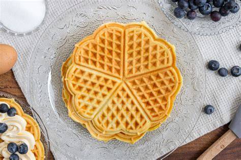 fertig angerührter Waffelteig, der abgedeckt im Kühlschrank steht