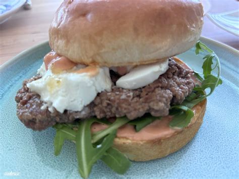 fertig belegter Ziegenkäse Burger mit Honig