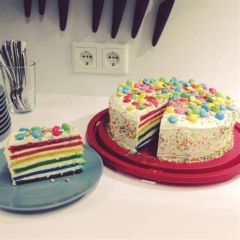 fertig dekorierte Regenbogentorte mit Streuseln