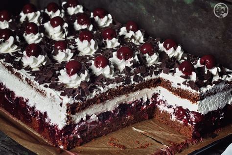 fertig dekorierte Schwarzwälder Kirschschnitten auf dem Blech