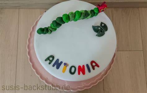 fertig dekorierte raupe nimmersatt torte aus fondant und marzipan