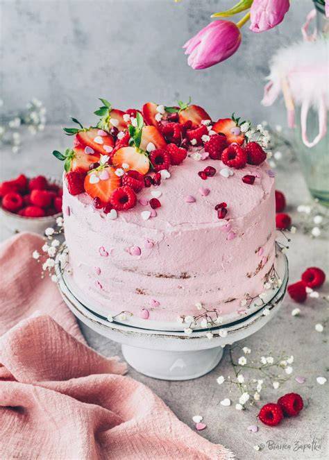 fertig eingedeckte Torte mit glatter Fondant-Oberfläche vor der Dekoration