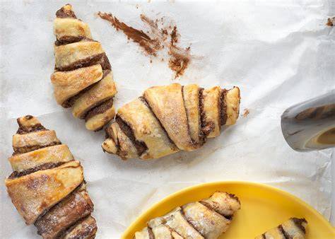 fertig gebackene Nutella-Croissants, serviert