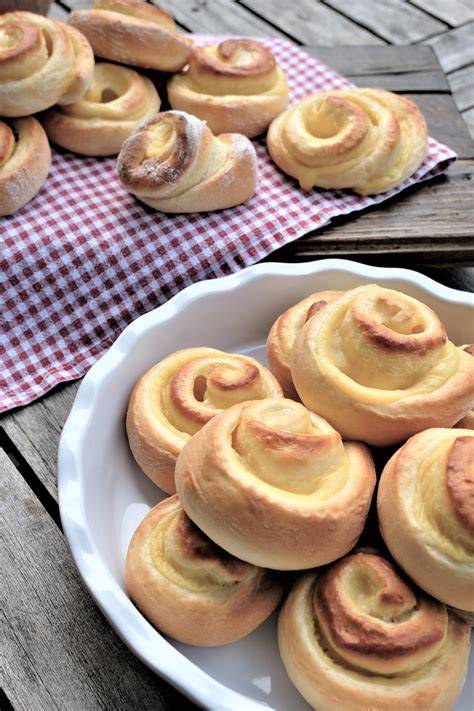 fertig gebackene Puddingschnecken auf dem Blech, glasiert