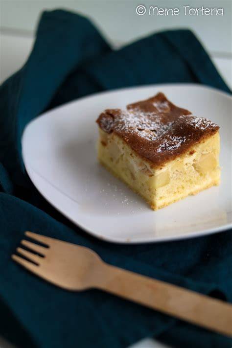 fertig gebackener Apfel Mascarpone Kuchen im Blech, goldgelbe Oberfläche