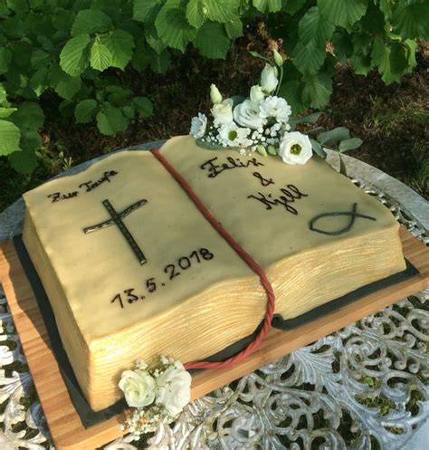 fertige Buchtorte mit Fondantumschlag, geprägten Buchseiten und Goldschrift