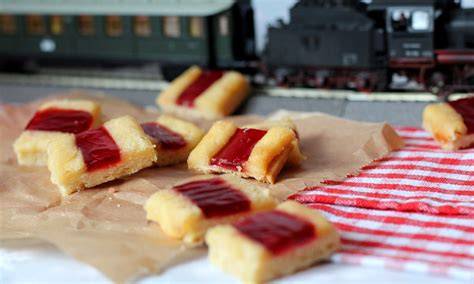 fertige Eisenbahner-Plätzchen aus Mürbteig und Marzipan