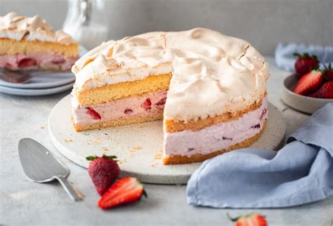 fertige Erdbeer-Biskuit-Torte mit Sahnetupfen