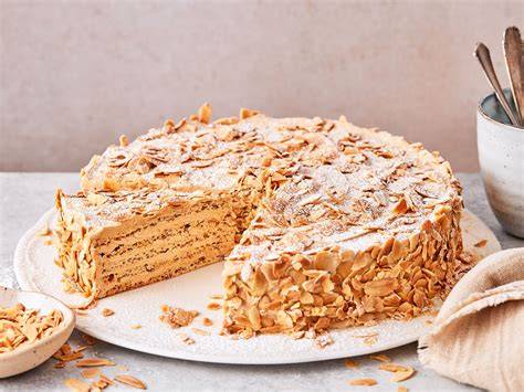 fertige Martha-Truffeltorte angeschnitten auf Tortenplatte