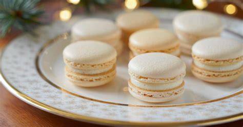fertige Nougat-Marzipan-Plätzchen auf dem weihnachtlichen Teller