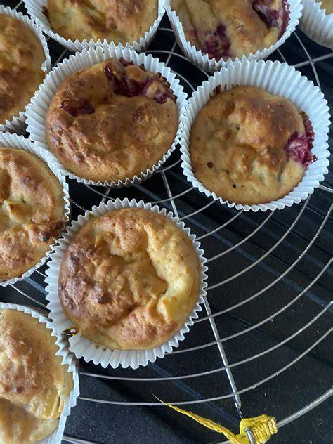 fertige Pudding-Muffins auf einem Kuchengitter
