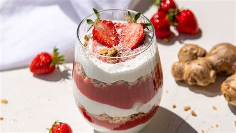 fertige Ricottatorte mit Erdbeeren und Mandeln als Deko
