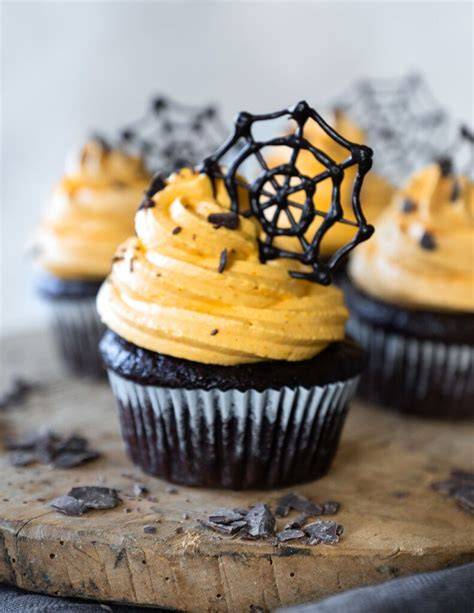 fertige Schoko-Spinnennetze auf Cupcakes angerichtet
