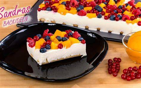 fertige Topfencreme-Torte mit Sommerfrüchten