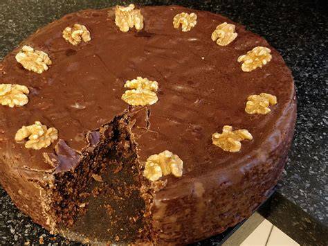 fertige schokoladen-walnuss-torte mit schnittbild