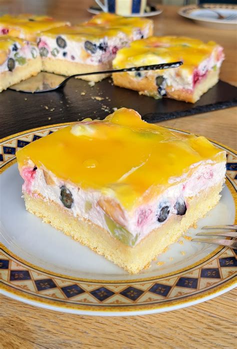 fertiger 6-Löffel-Kuchen mit frischem Obst und Tortenguss