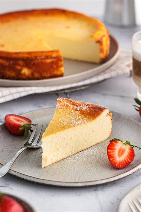 fertiger Käsekuchen mit Grieß und Quark, angeschnitten auf einem Tisch
