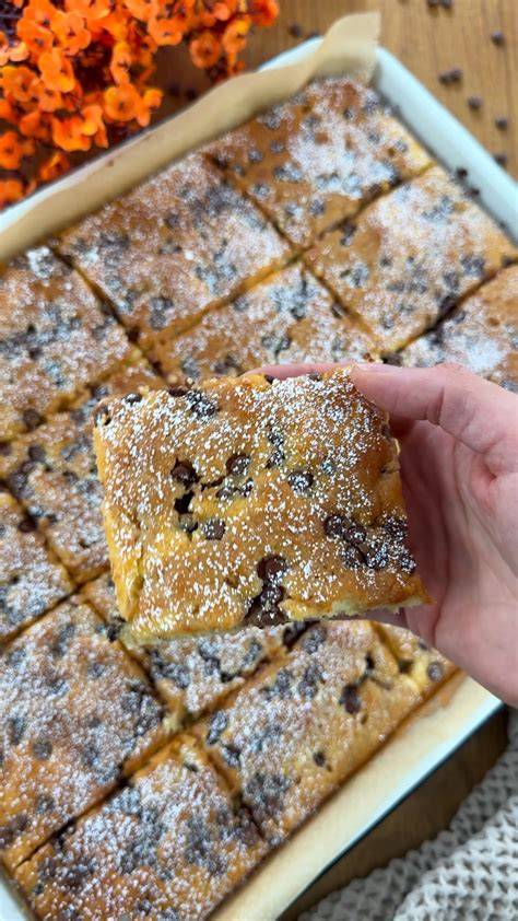 fertiger Schokoladen-Zucchini-Blechkuchen mit Dekoration