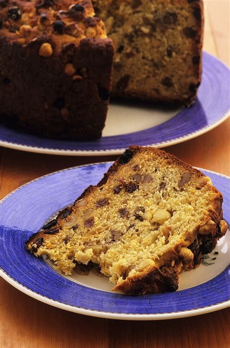 fertiger Tiroler Früchtekuchen, angeschnitten, mit Marmeladenschicht