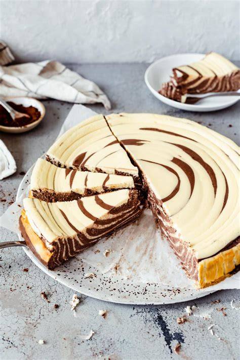 fertiger Zebrakuchen mit Quark, angeschnitten und gestreift in einer Springform