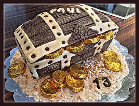 fertiger schatztruhe kuchen mit dekoration und süßigkeiten