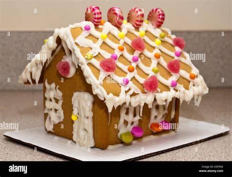 fertiges Lebkuchenhaus, dekoriert mit Süßigkeiten