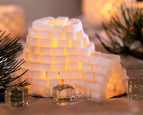 fertiges Wichtel Iglu aus Zuckerwürfeln in winterlicher Dekoration