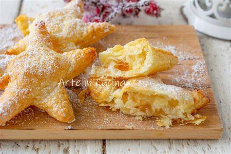 festliche Blätterteig-Sterne mit Marmelade auf Servierplatte