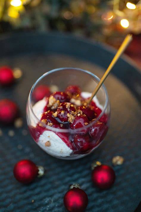 festliche Weihnachtsdesserts auf schön dekorierter Tafel