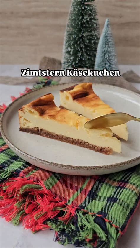 festlicher Käsekuchen mit Marzipan auf einer Kaffeetafel