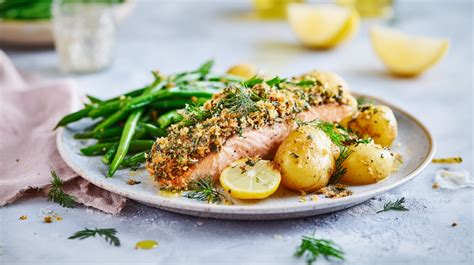 fisch mit honig senf kruste angerichtet auf teller mit kartoffel-gurkensalat