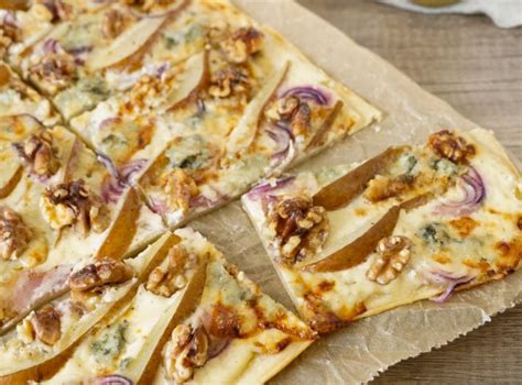 flammkuchen-birne-walnuss-honig-belegt-backen