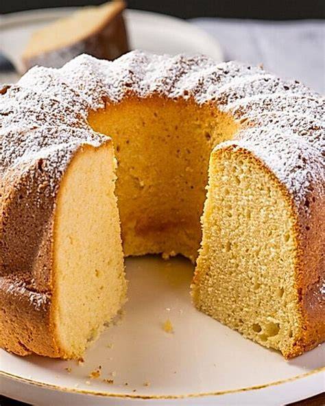 fluffiger, frisch aufgeschnittener Rührkuchen auf einer Kuchenglocke