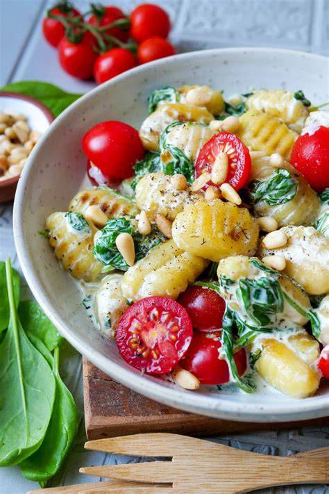 food blogger gnocchi mit zutaten, kamera und rezeptbuch