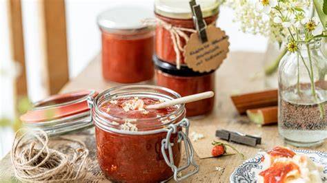 frühlingshafte zutaten: erdbeeren, rhabarber, holunder, waldmeister